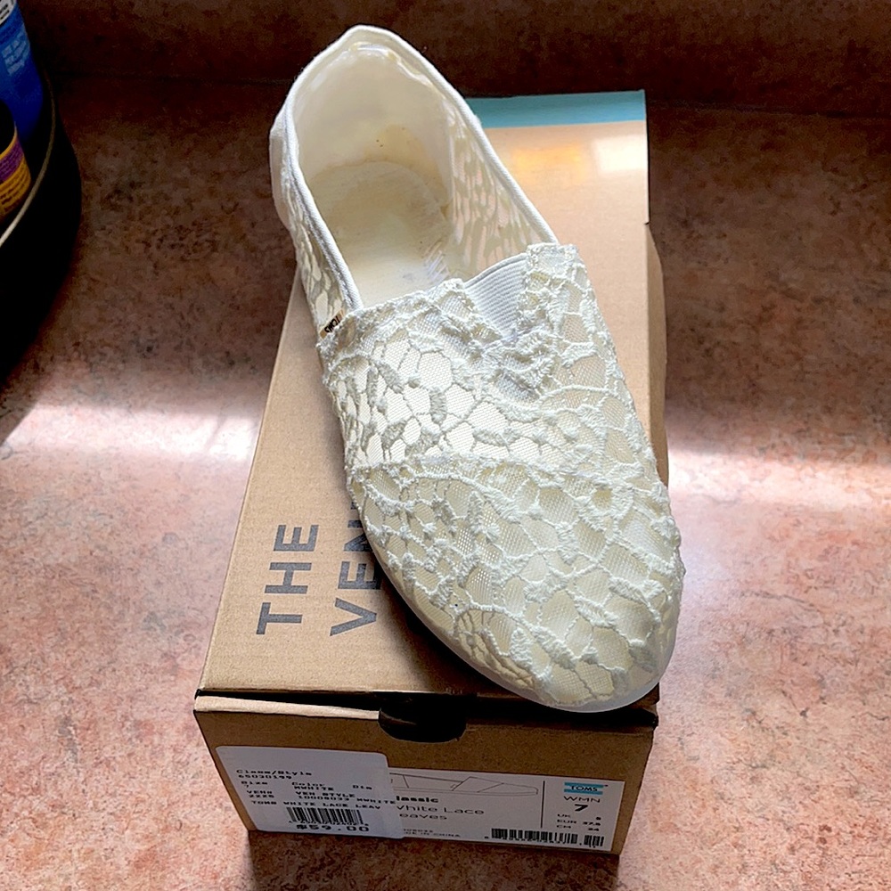 Tom’s lace slip on shoe